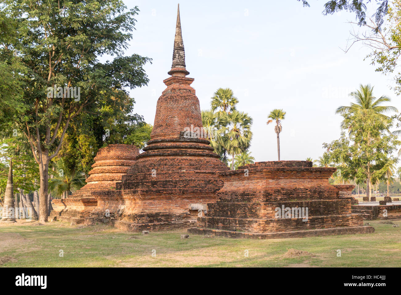 Stupa dans parc historique de Sukhothai, Thaïlande Banque D'Images