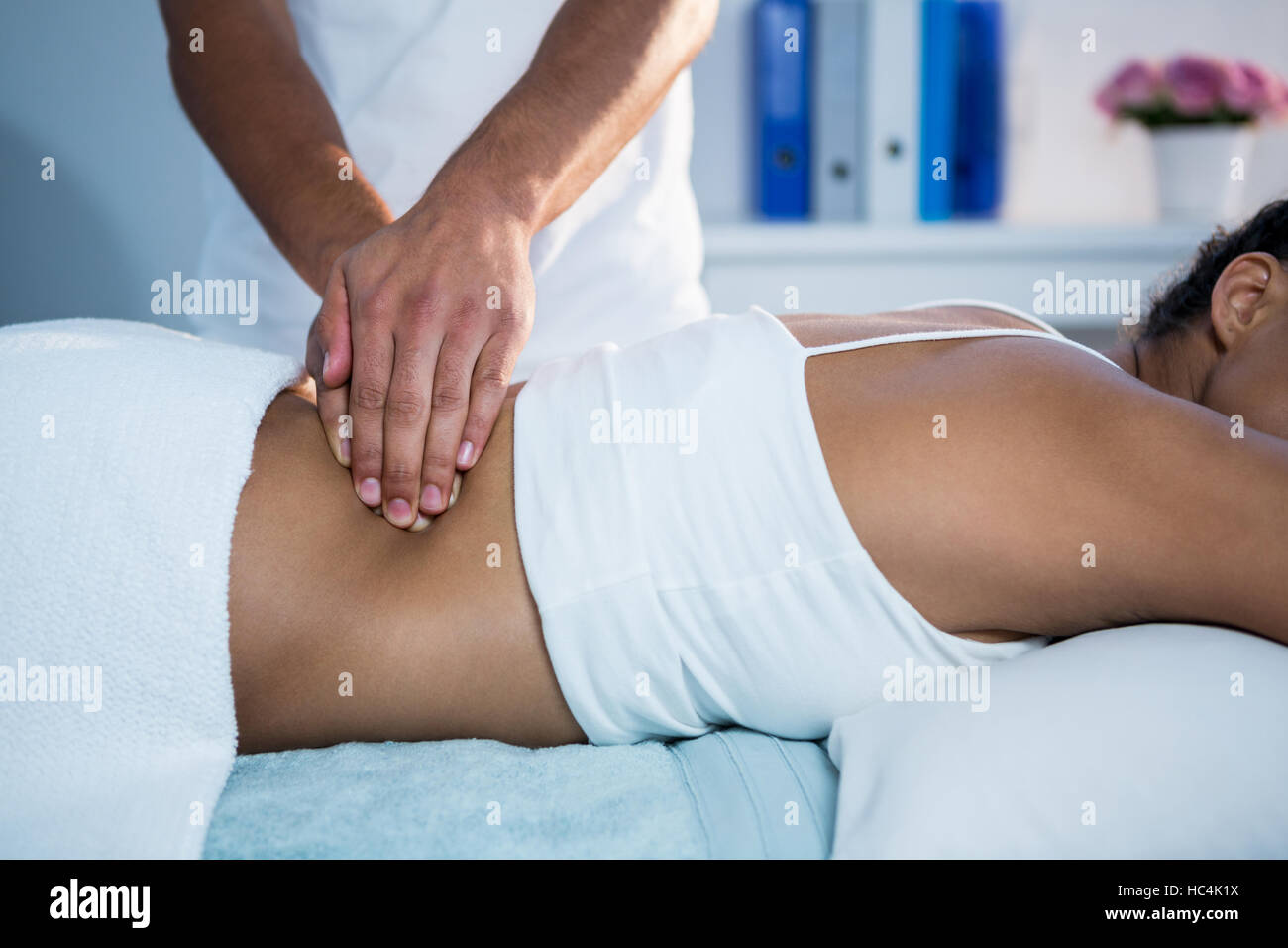 Physiothérapeute massage dos donnant à une femme Banque D'Images