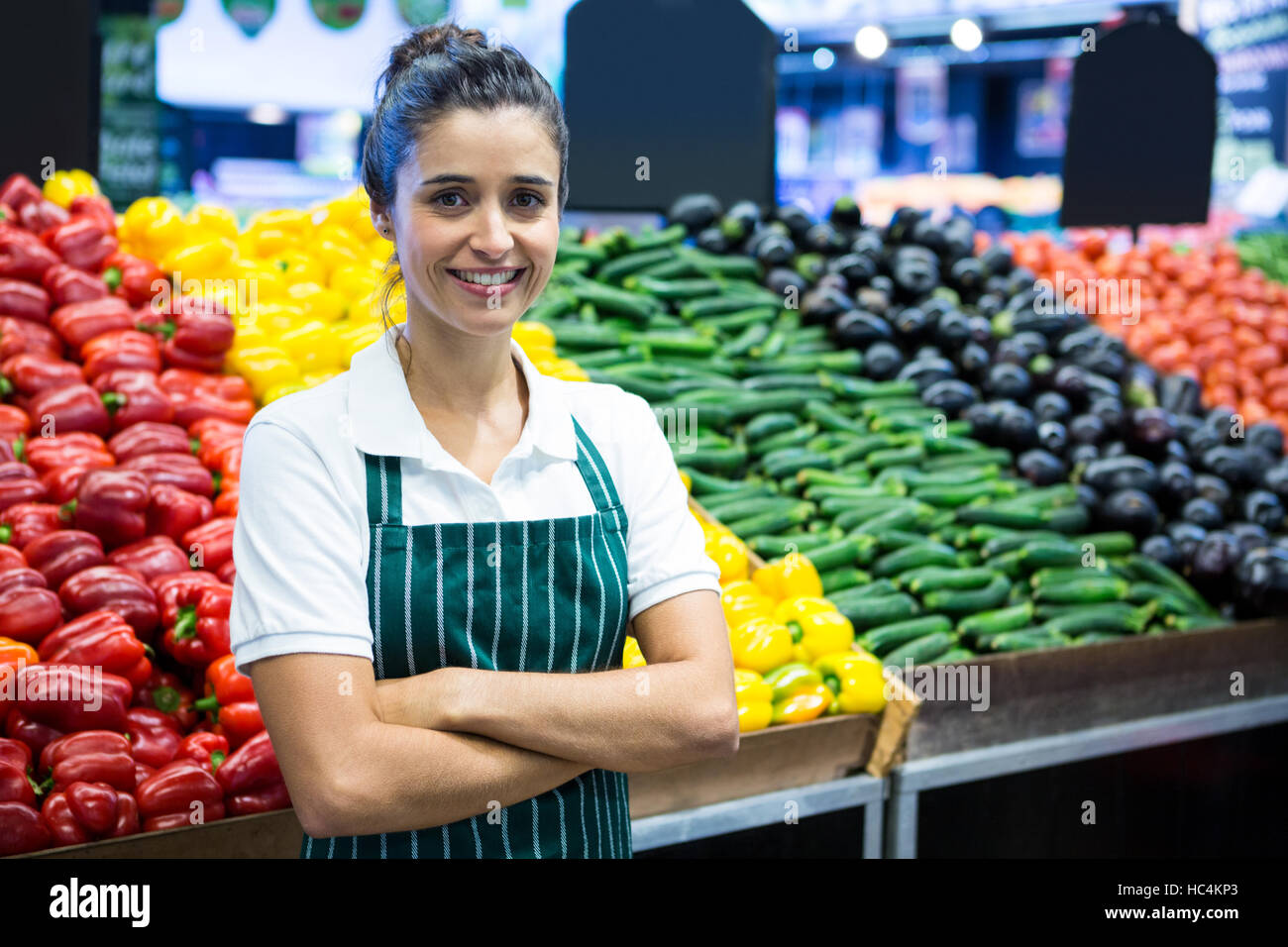 Comité permanent du personnel féminin avec bras croisés dans la section bio Banque D'Images