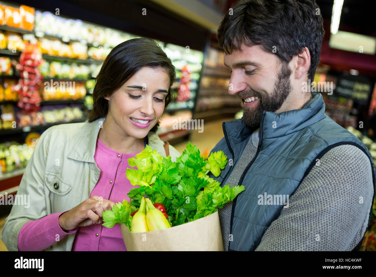 Couple holding grocery bag Banque D'Images