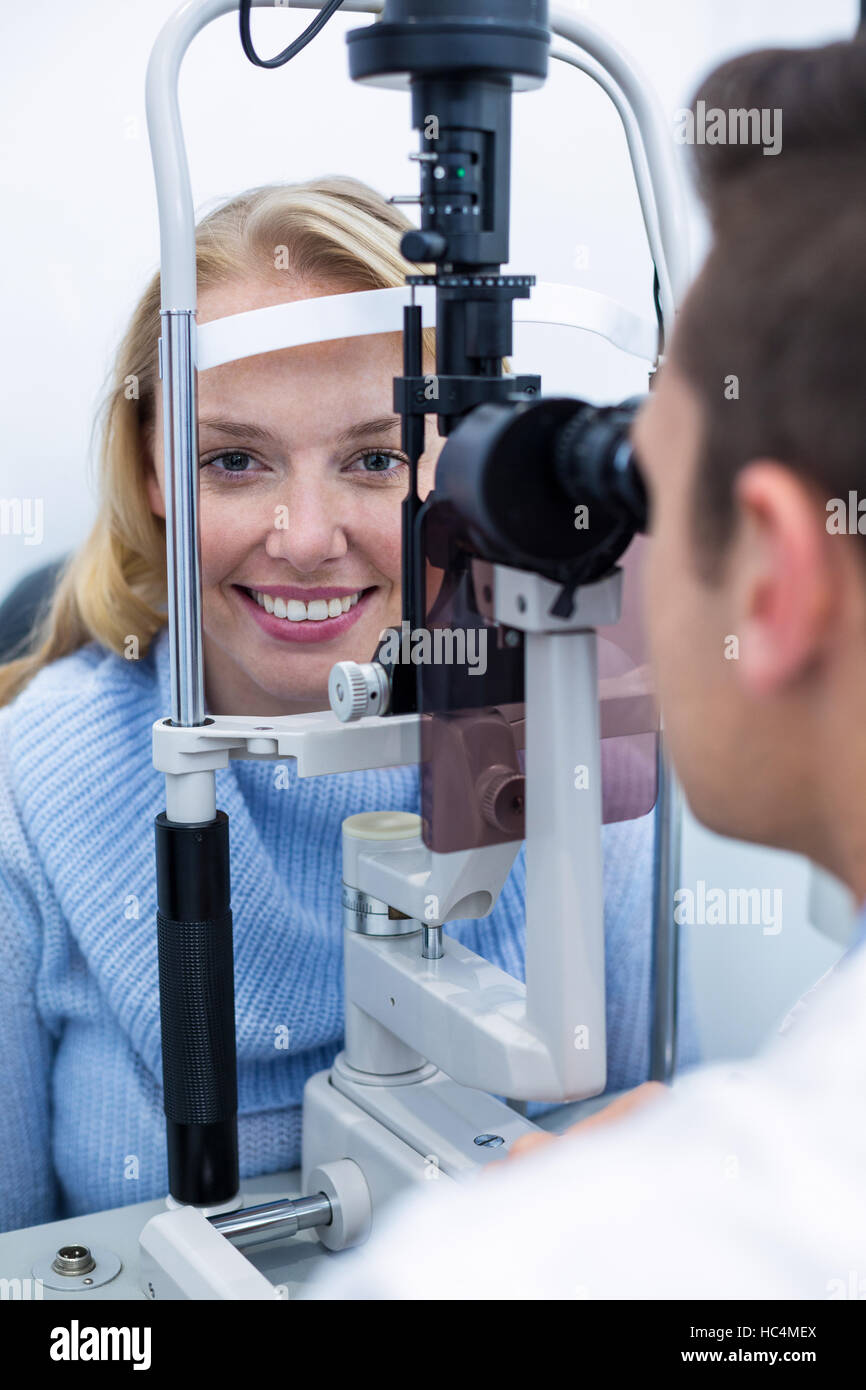 Optométriste examinant female patient sur lampe à fente Banque D'Images