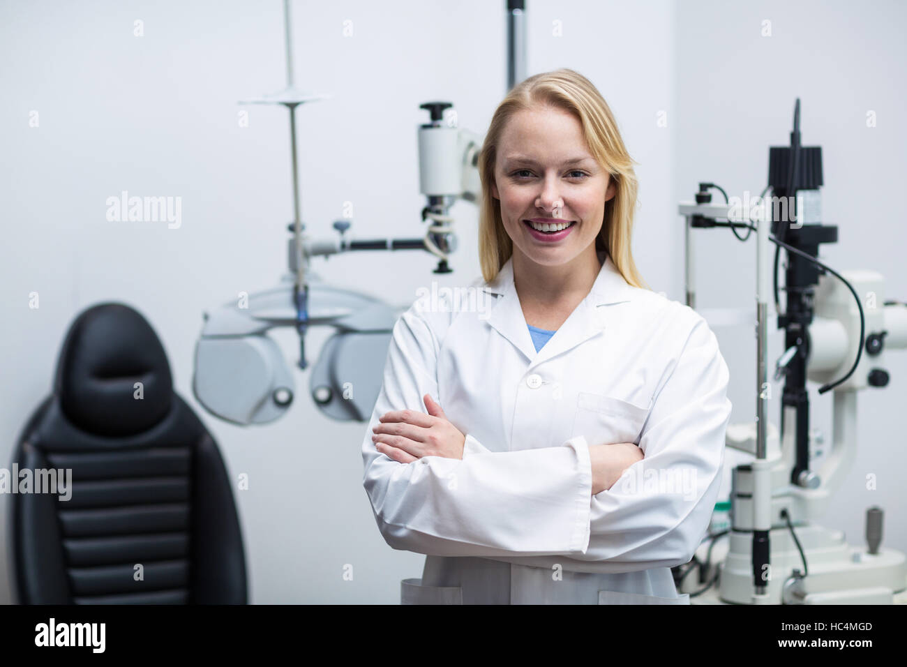 Femme optométriste clinique d'ophtalmologie en permanent Banque D'Images