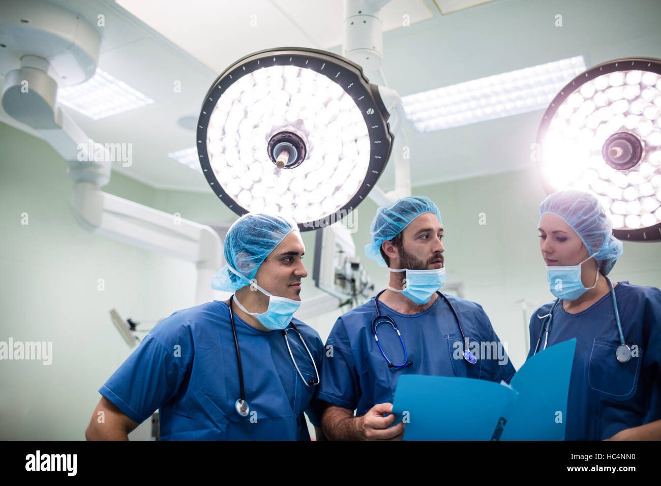 Chirurgiens discuter dossiers patients dans l'opération prix Banque D'Images