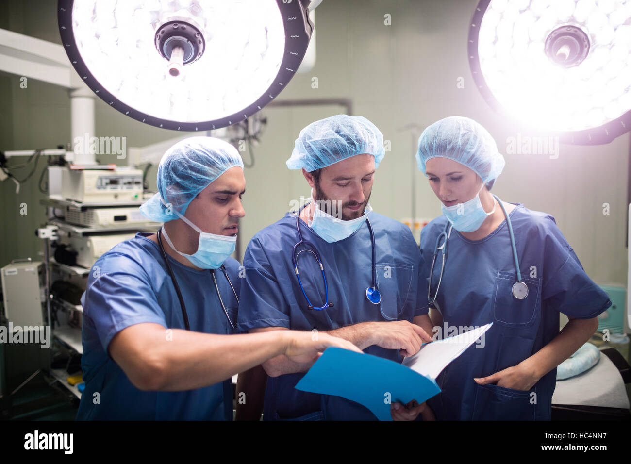 Chirurgiens discuter dossiers patients dans l'opération prix Banque D'Images