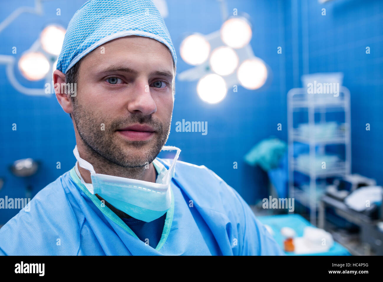 Portrait of surgeon standing en salle d'opération Banque D'Images