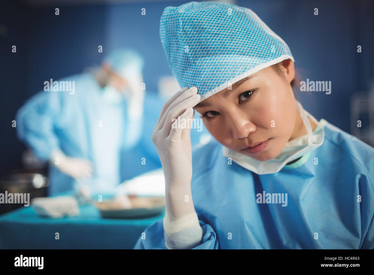 Portrait de femme chirurgien en salle d'opération Banque D'Images