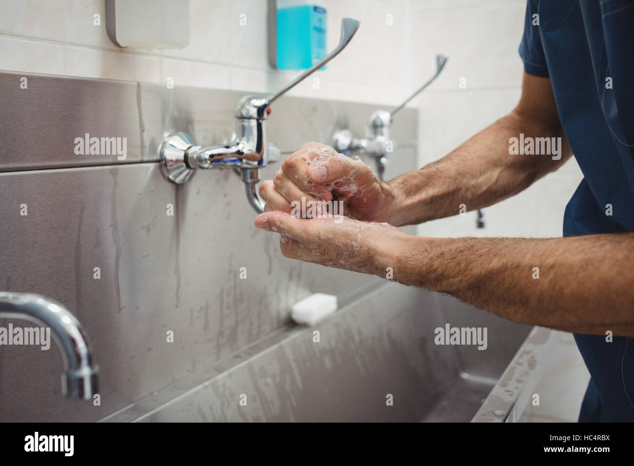 Laver les mains chirurgien mâle Banque D'Images