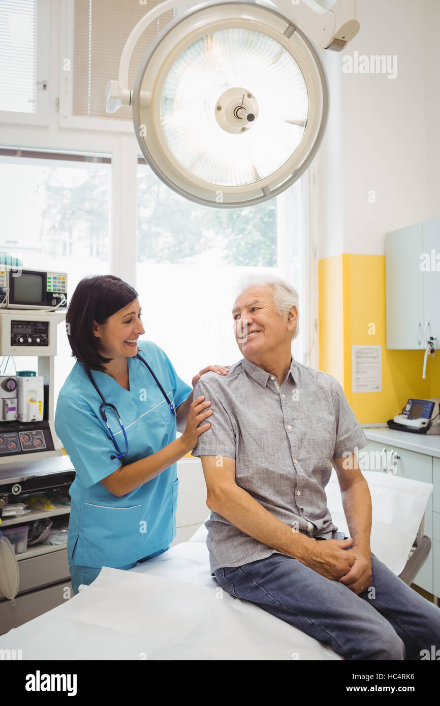 Femme médecin et patient en interaction les uns avec les autres Banque D'Images