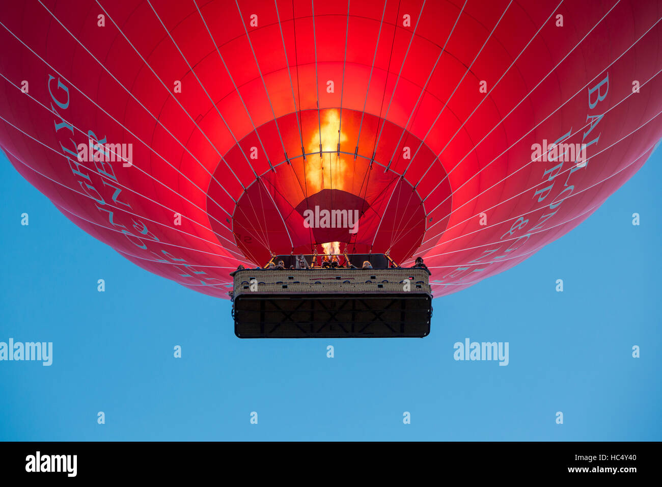 Ballon à air chaud avec les touristes. Banque D'Images