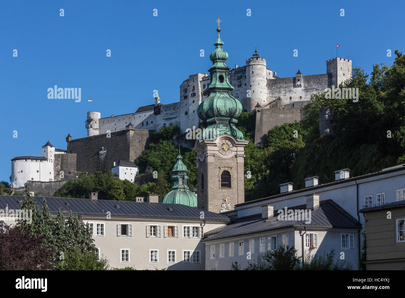 Le Château de Hohensalzburg au-dessus de la ville de Salzbourg en Autriche. Salzbourg est la quatrième plus grande ville d'Autriche. Banque D'Images