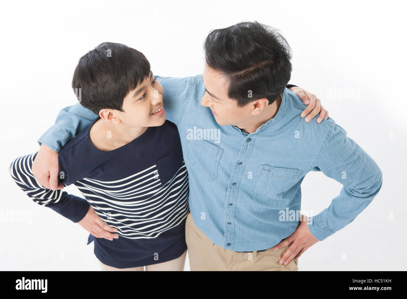 Portrait de l'amour de père et fils hugging face à face Banque D'Images