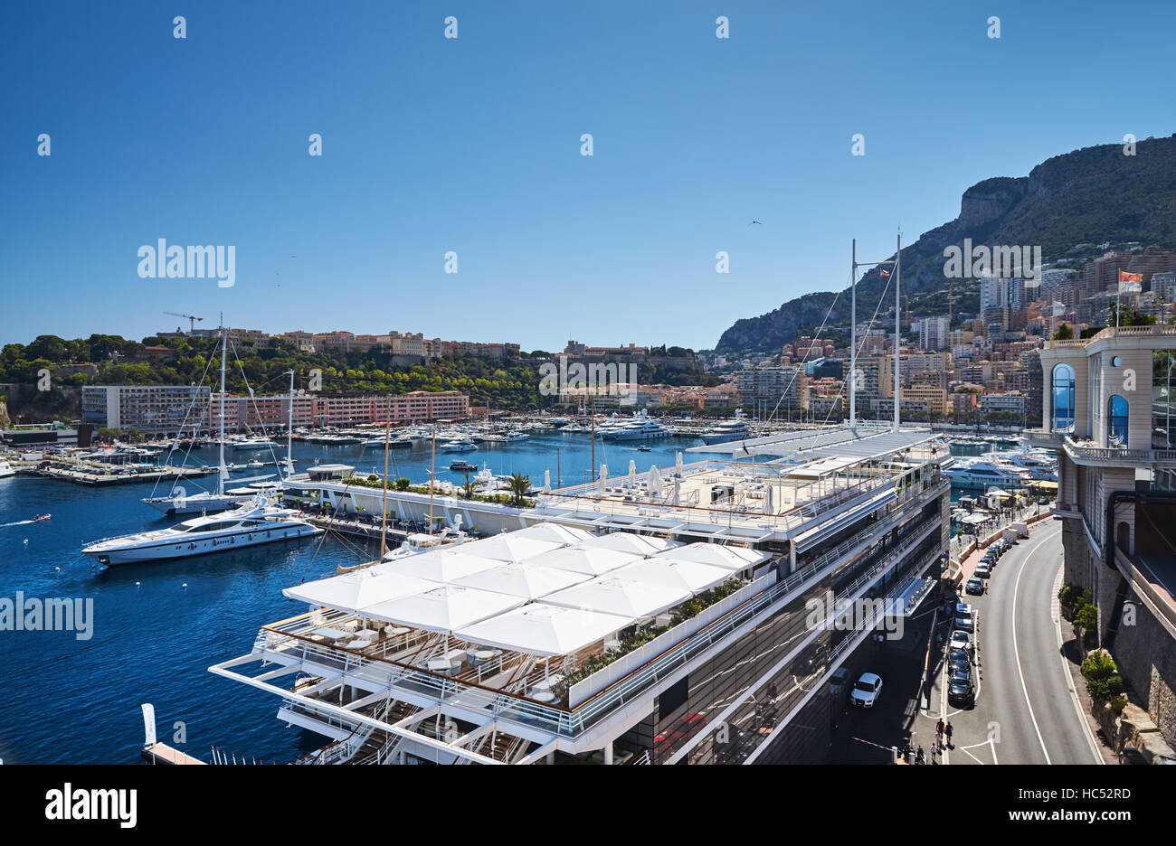 Monaco, Monte-Carlo, Monaco, le 8 août 2016 : Le Port Hercule, la préparation de l'yacht show MYS, nouveau yacht club, sunny da Banque D'Images