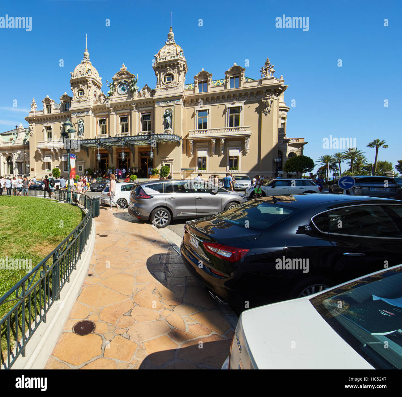 Monaco, Monte-Carlo, 8 août 2016 : Casino Monte Carlo, Casino Royal, les touristes, les voitures coûteuses, façade immeuble, milliardaires, s Banque D'Images