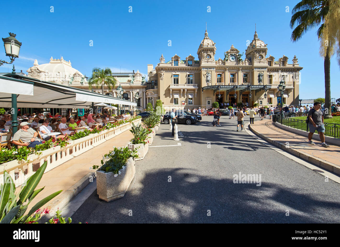 Monaco, Monte-Carlo, 8 août 2016 : Casino Monte Carlo, Casino Royal, les touristes, les voitures coûteuses, façade immeuble, milliardaires, s Banque D'Images