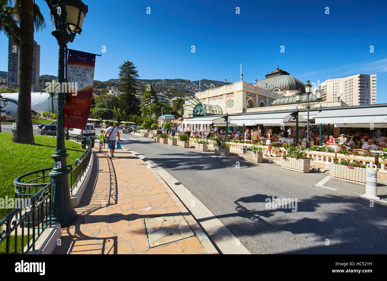 Monaco, Monte-Carlo, 8 août 2016 : Casino Monte Carlo, Casino Royal, les touristes, les voitures coûteuses, façade immeuble, milliardaires, s Banque D'Images