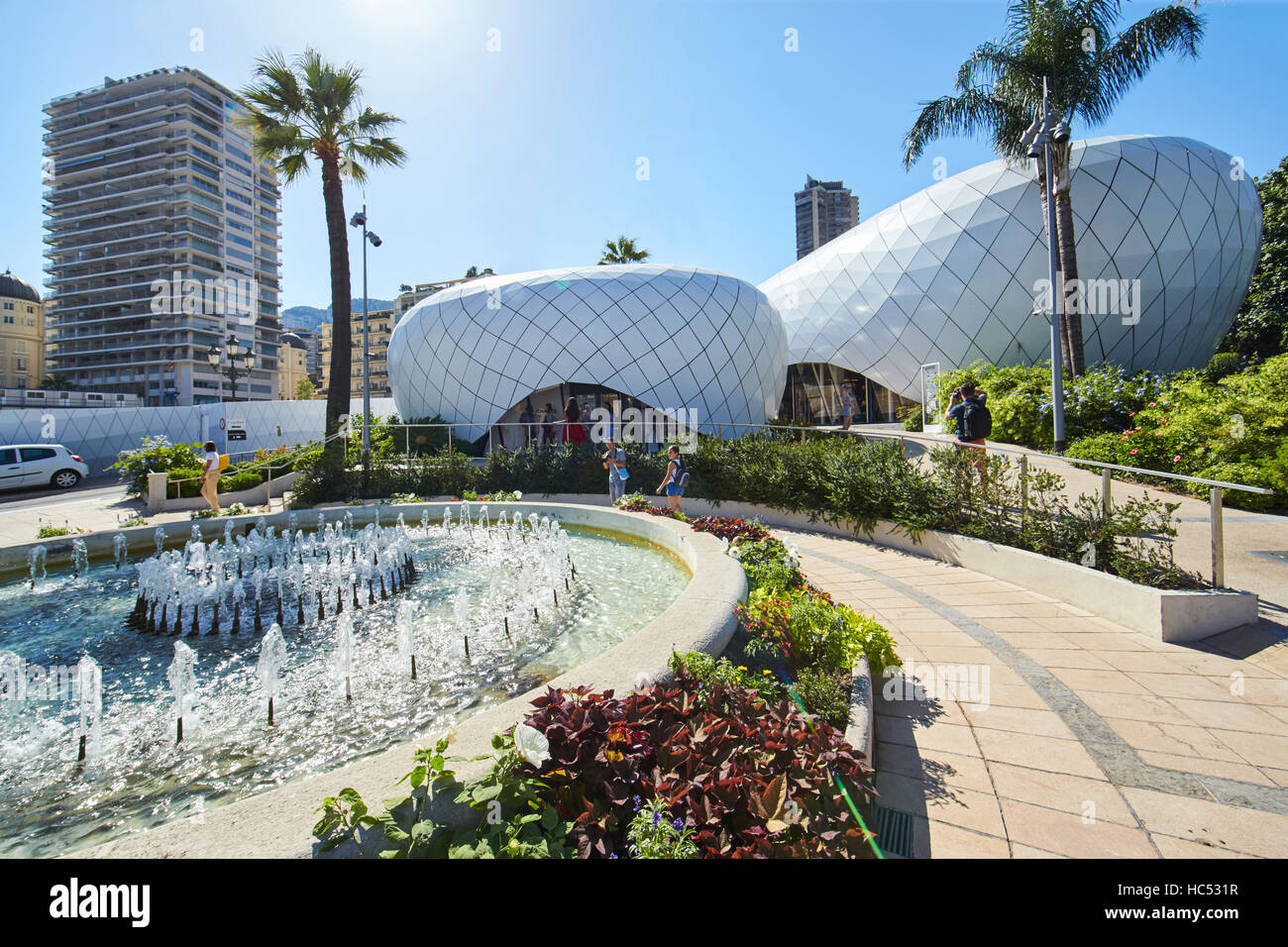 Monaco, Monte-Carlo, Place du Casino, le 8 août 2016 : La mode futuriste complexe dans le centre de Monaco, boutiques de vêtements, shopping, Banque D'Images