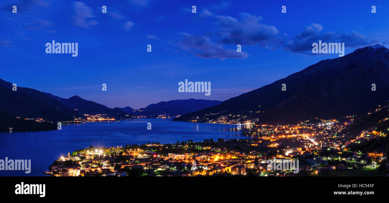 Lago di Como avec vue panoramique nuit ville de Gravedona en premier plan Banque D'Images