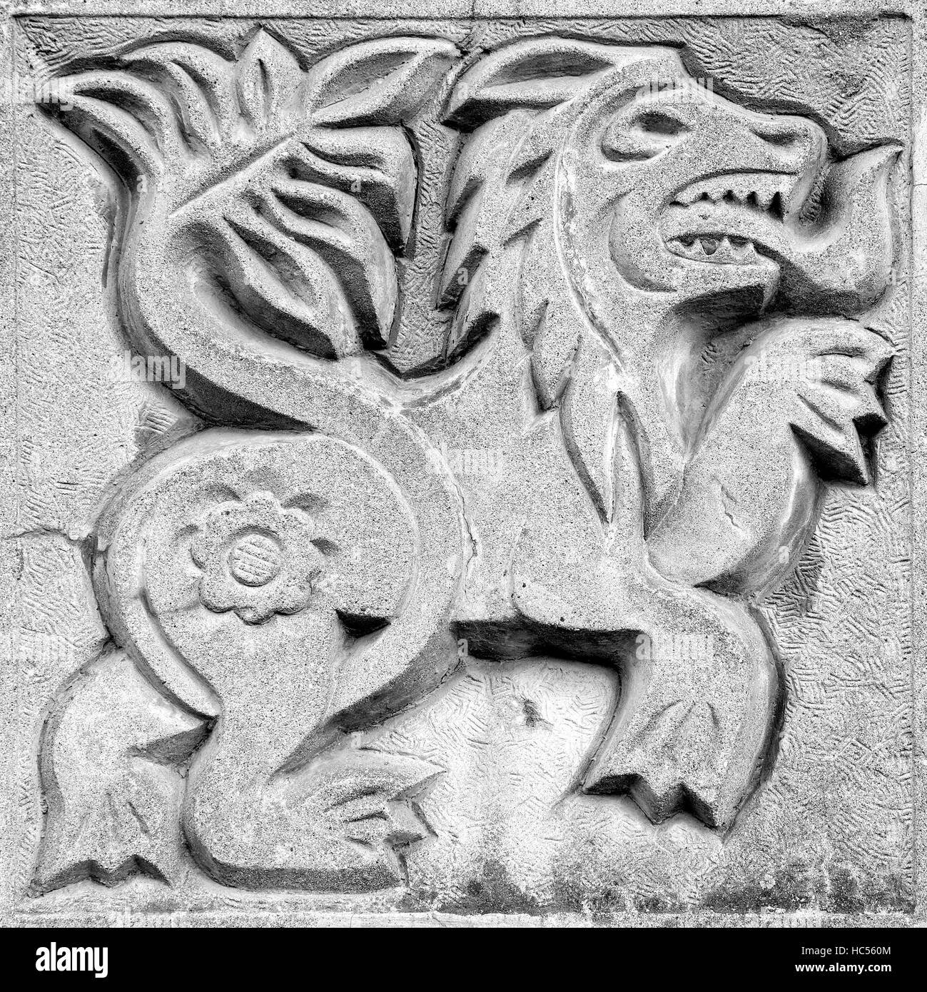 Lion agressif fée, bas-relief en pierre sur le mur Banque D'Images