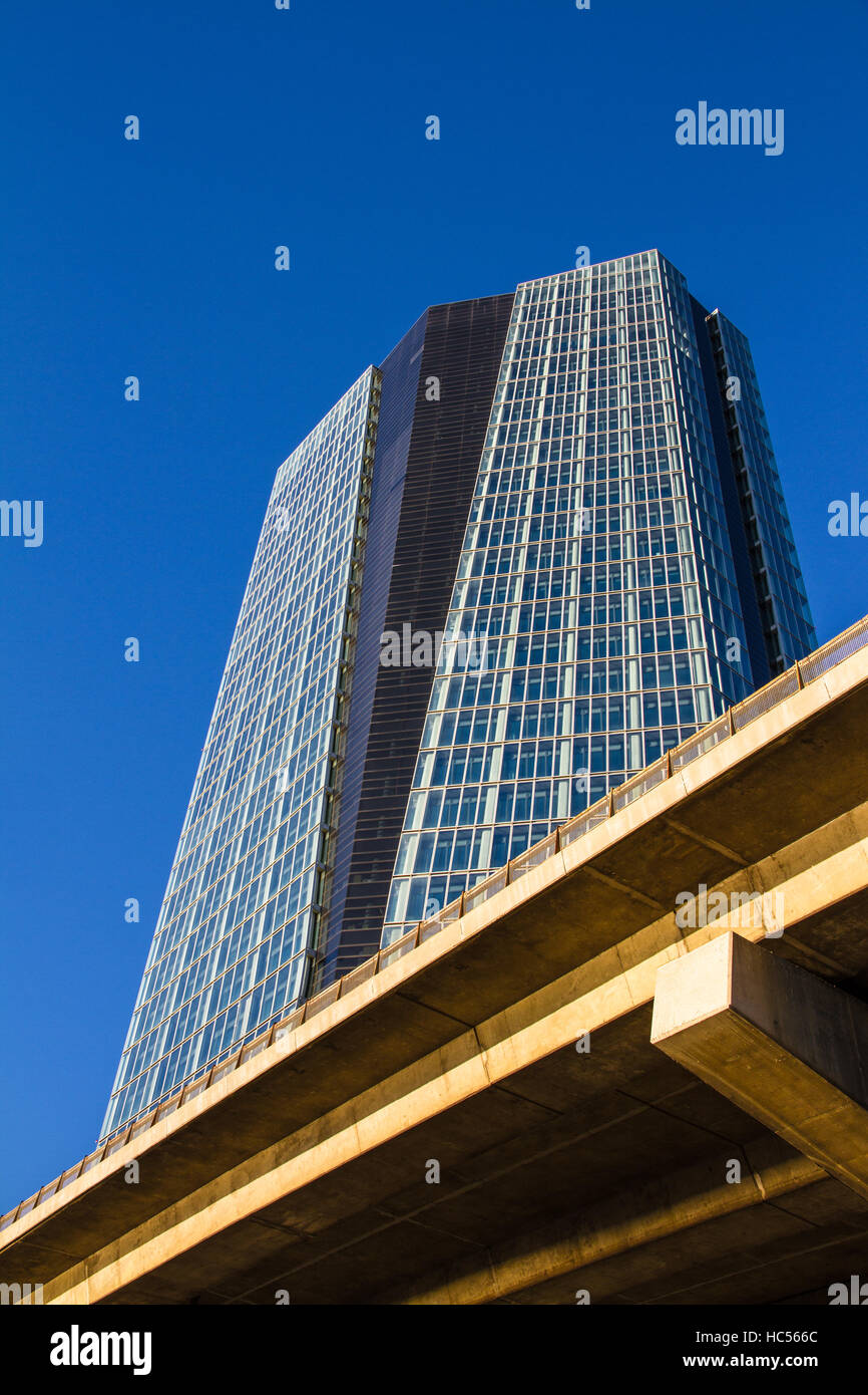 Marseille, France - 20 septembre 2015 : La Tour CMA CGM dans le quartier Euroméditerranée au coucher du soleil Banque D'Images