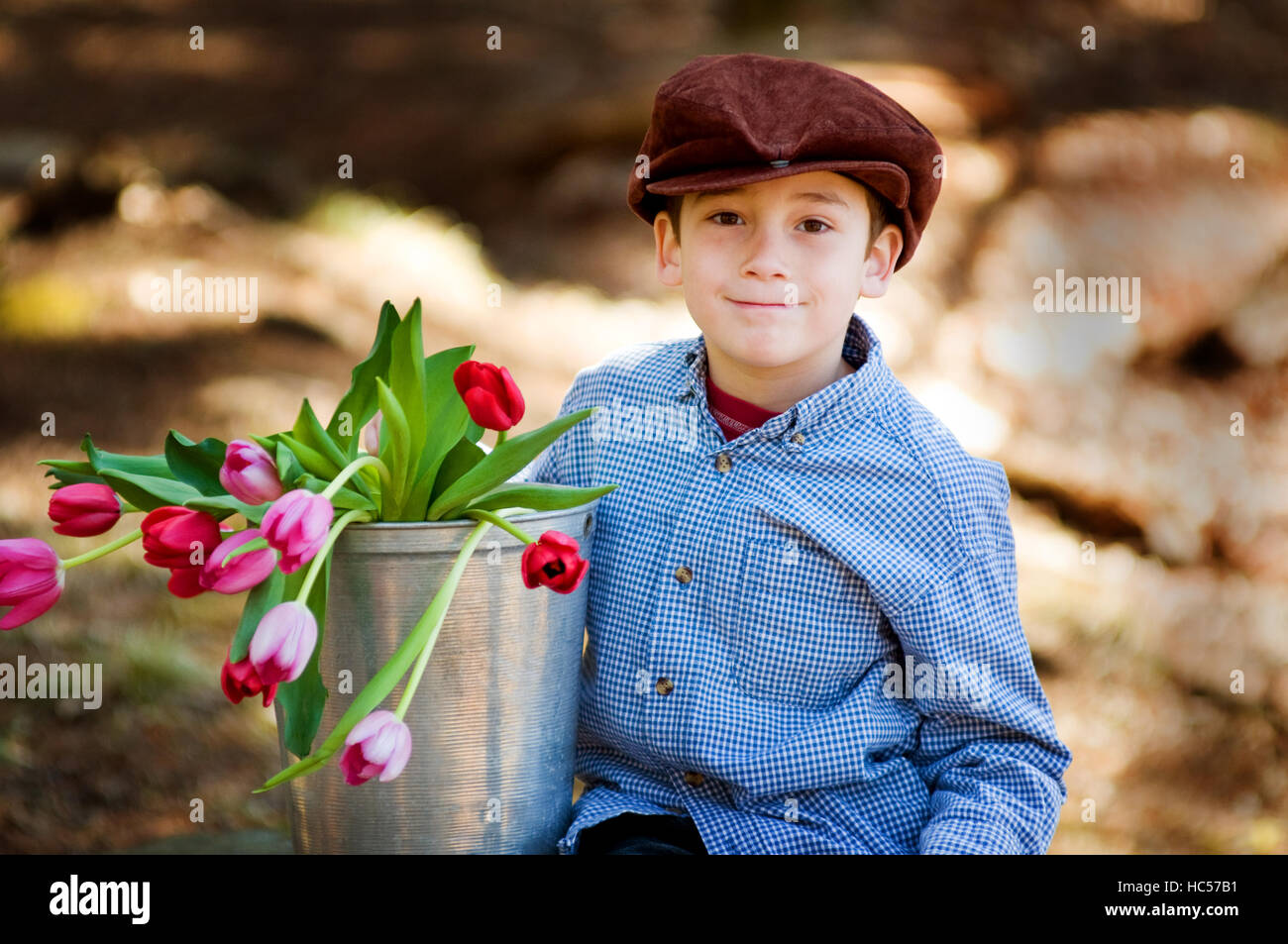 Очаровательный мальчик. Мальчик с тюльпанами на улице. Маленький мальчик с тюльпанами. Мальчик с тюльпанами фотосессия. Прелестный мальчик.
