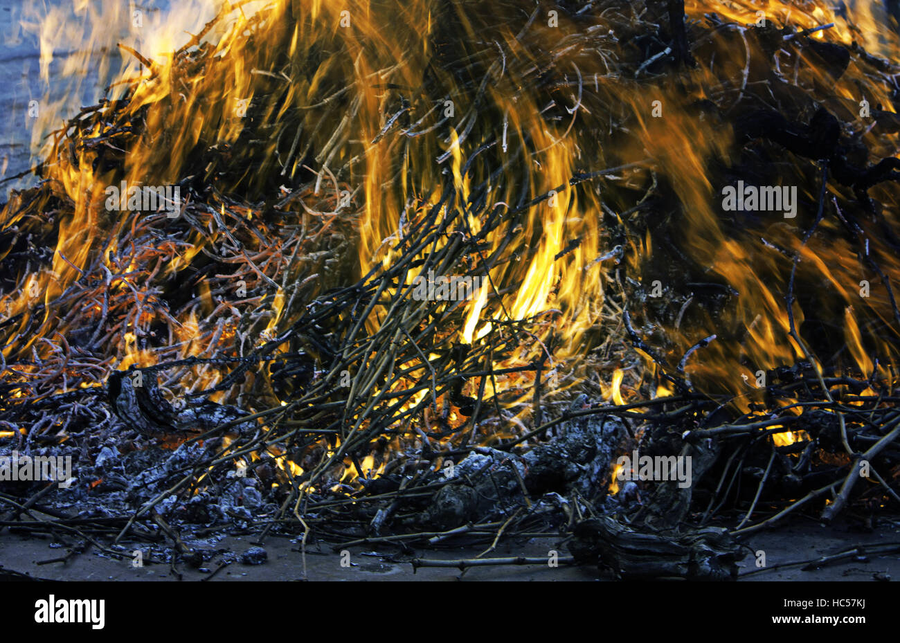 Feu de bois braises dans célébration grill Banque D'Images