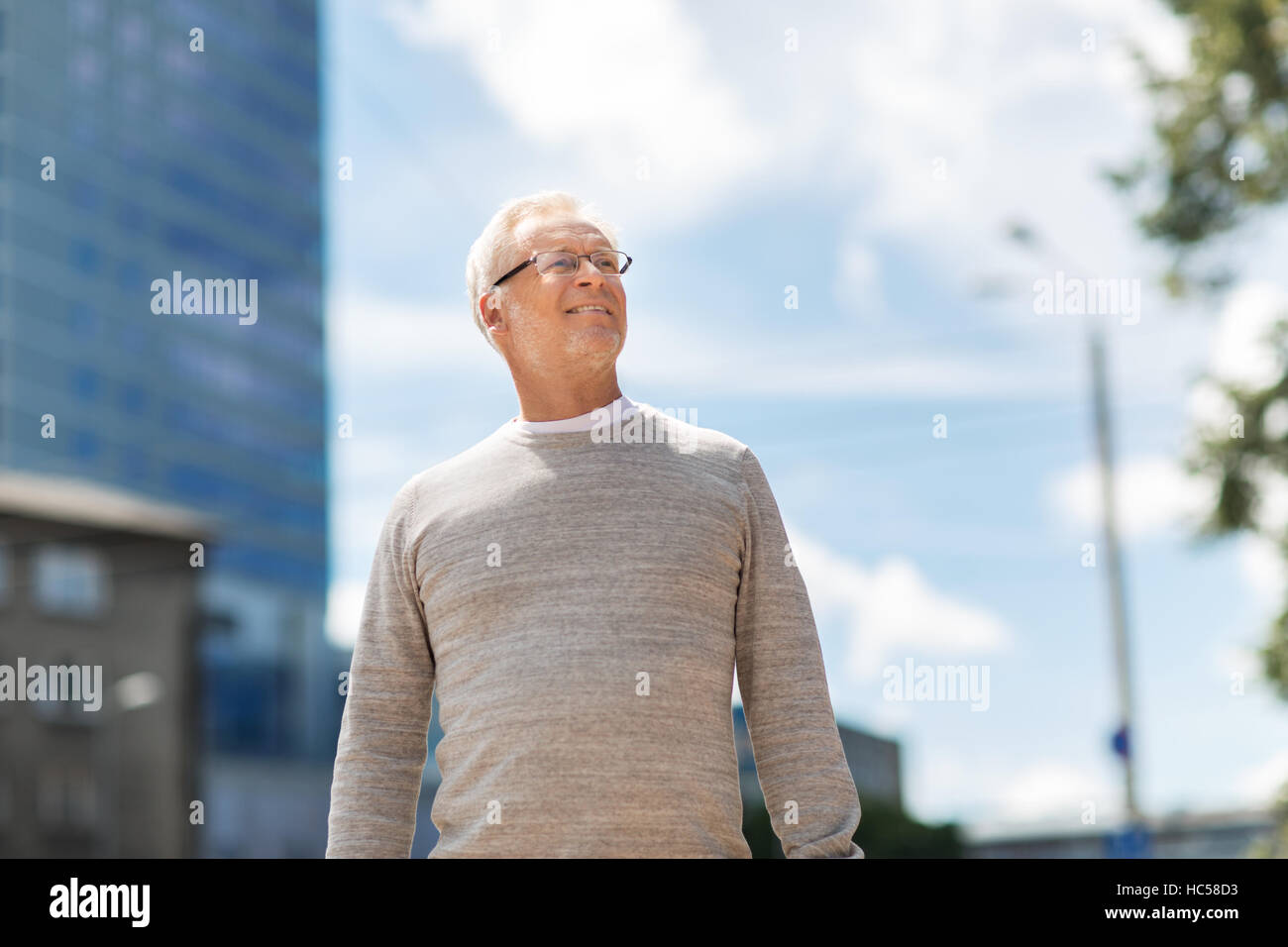 Man Walking along summer city street Banque D'Images