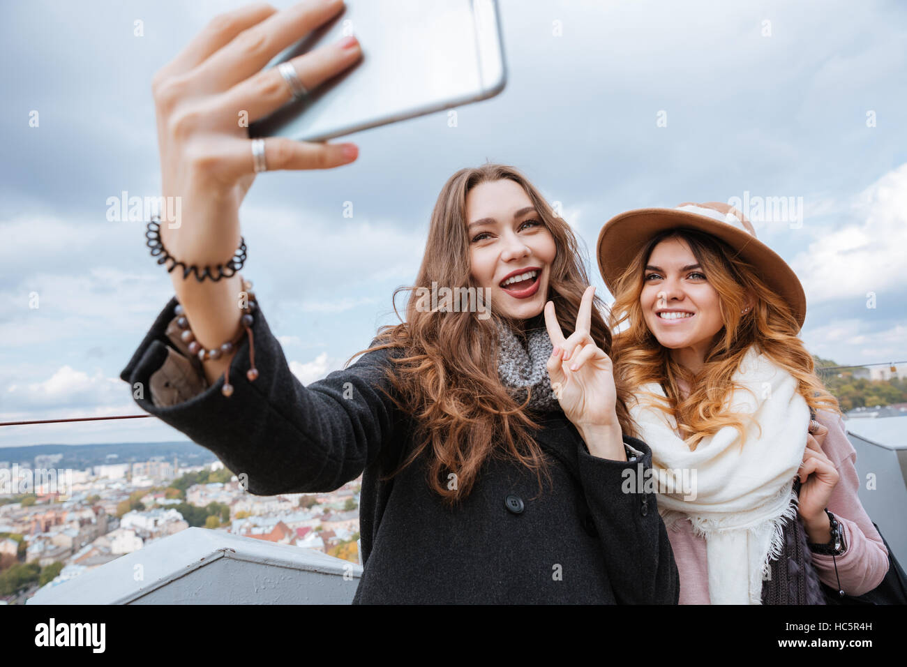 Funny Girls faire un si joli selfies modèles. Banque D'Images