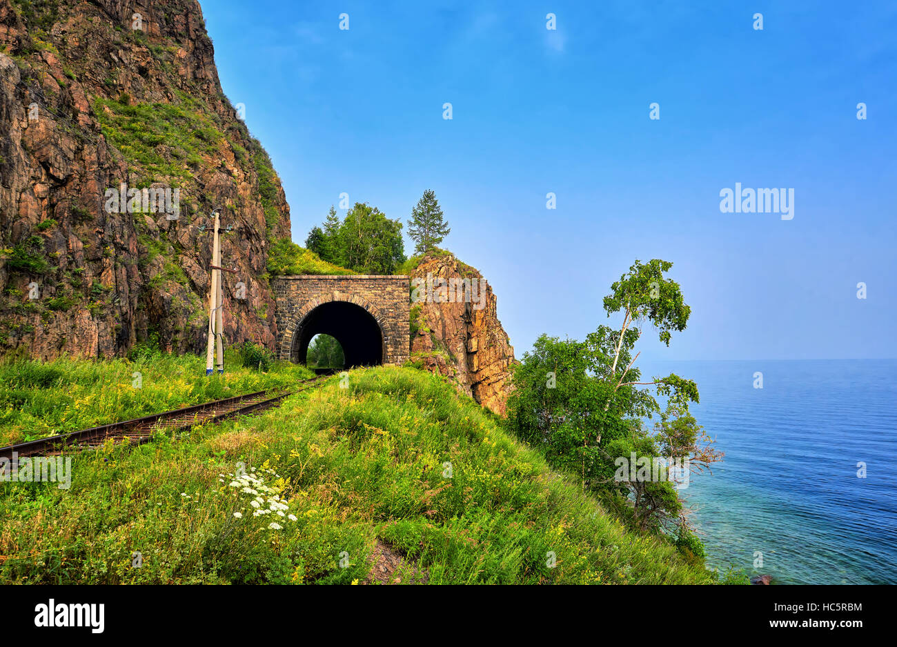 Baïkal paysage. Tunnel ferroviaire de navigation de courte sur le lac. Région d'Irkoutsk. La Russie Banque D'Images