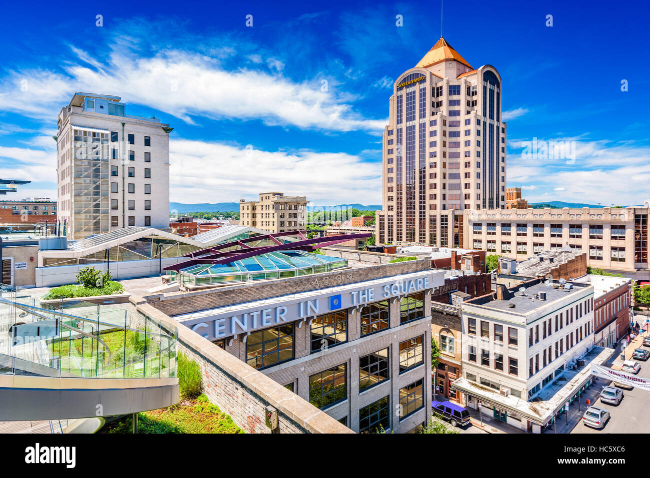 ROANOKE, VIRGINIE - 19 juin 2016 : l'horizon du centre-ville de Roanoke de centre in the Square, un complexe des arts et de la culture. Banque D'Images