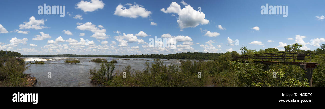 L'Argentine, le Parc National Iguazú : vue panoramique de la rivière Iguazu menant à la spectaculaire des chutes d'Iguazu Banque D'Images