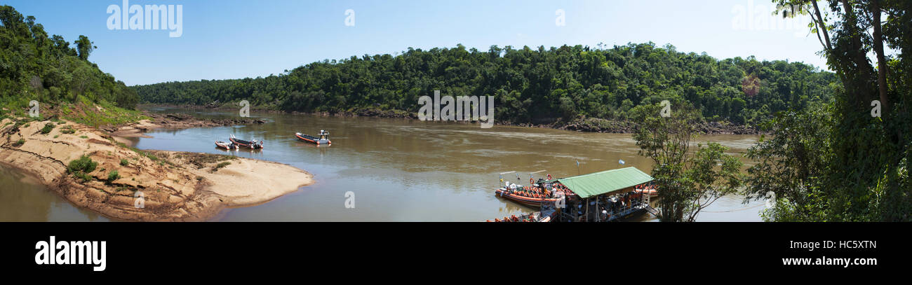 L'Argentine, le Parc National Iguazú : dériveurs pour l'excursion de la rivière Iguazu menant aux spectaculaires chutes d'Iguaçu Banque D'Images