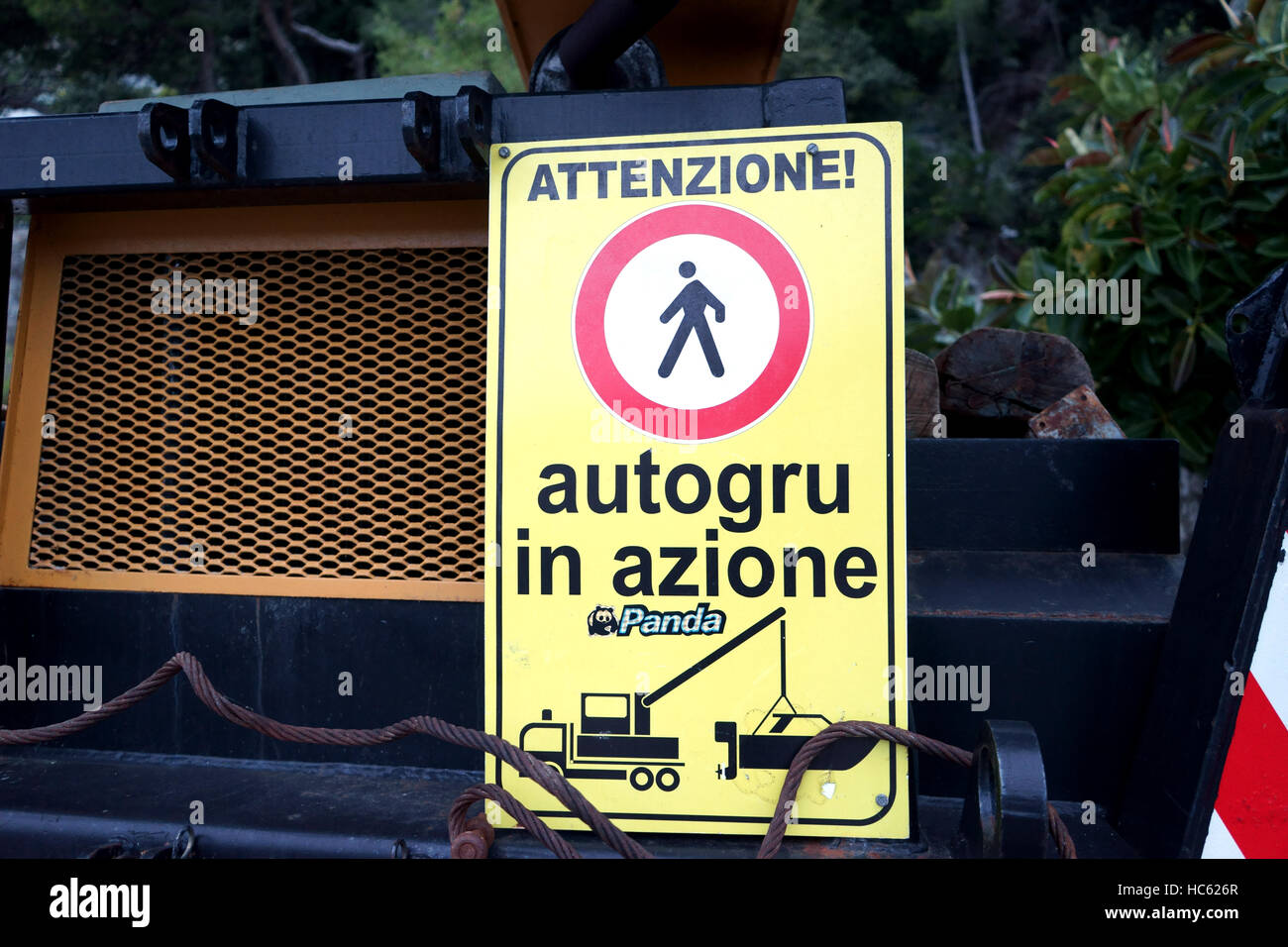 Avertissement, signal routier sur camion surdimensionnée. Auto gru dans azione, attenzione. Mezzi pesanti. Banque D'Images