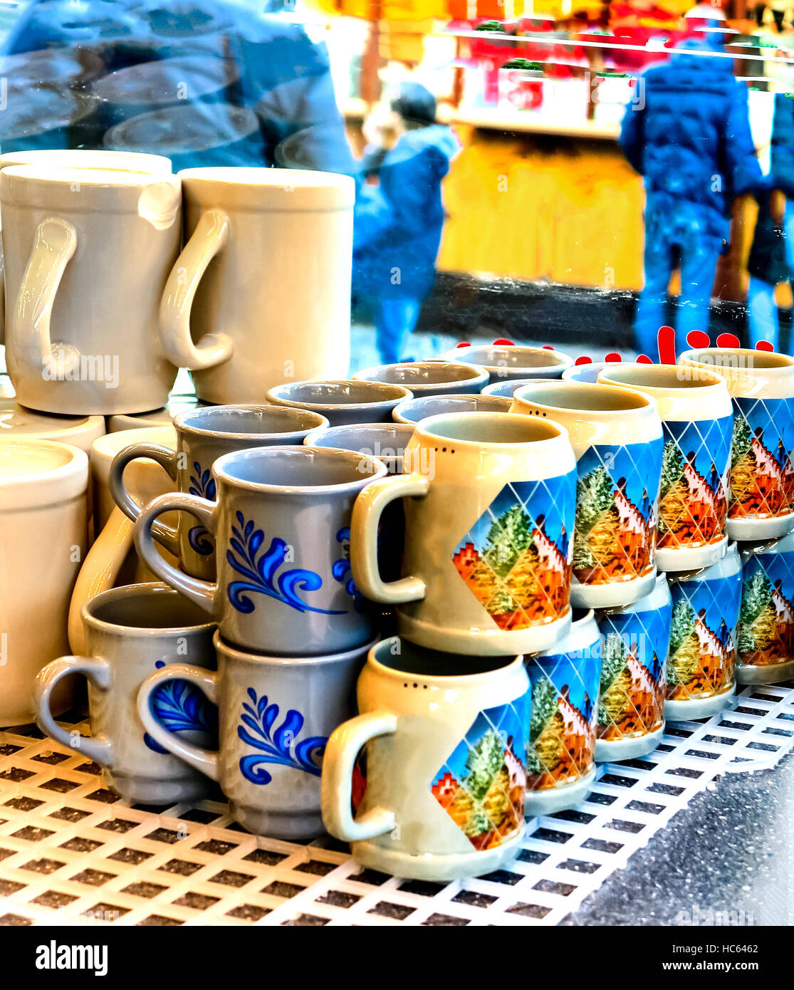 Vin chaud Noël tasses en céramique à un marché de Noël allemand Photo