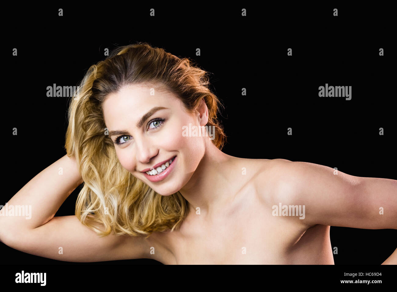Portrait of Beautiful woman smiling sur fond noir Banque D'Images