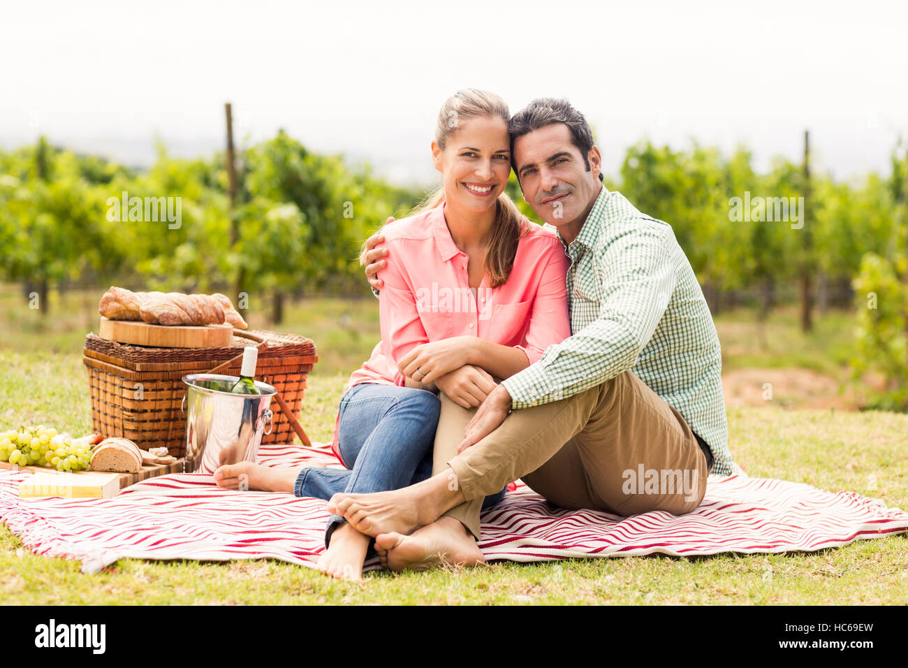 Portrait of happy couple relaxing on a Blanket Banque D'Images
