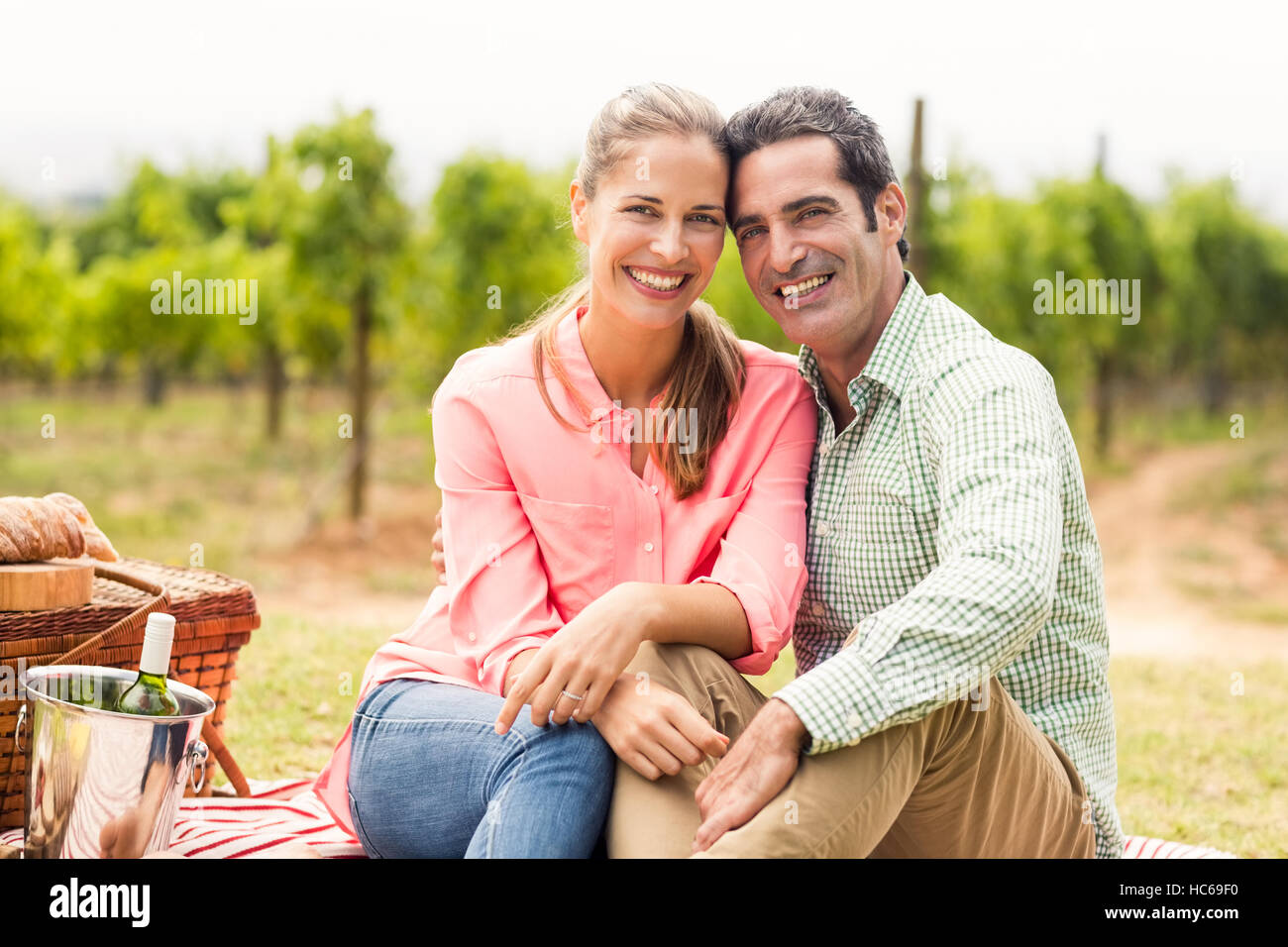 Portrait of happy couple relaxing on a Blanket Banque D'Images