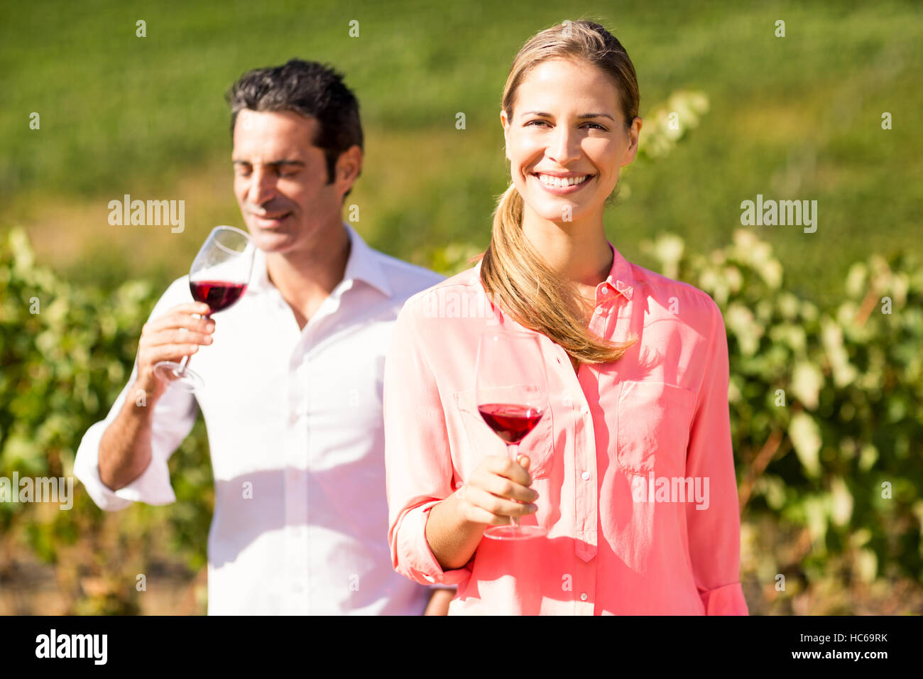 Heureux couple holding verres de vin Banque D'Images