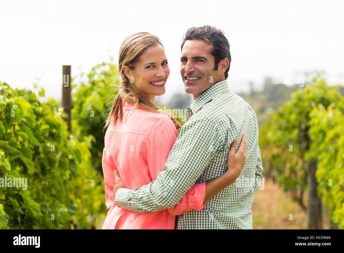 Portrait of happy couple standing avec bras autour de Banque D'Images
