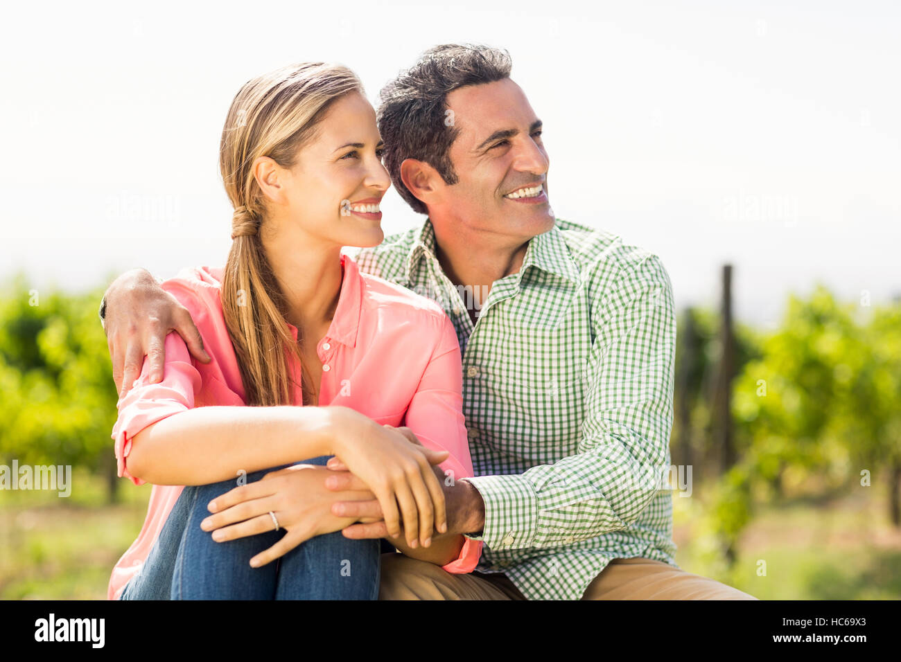Heureux couple sitting in vineyard Banque D'Images