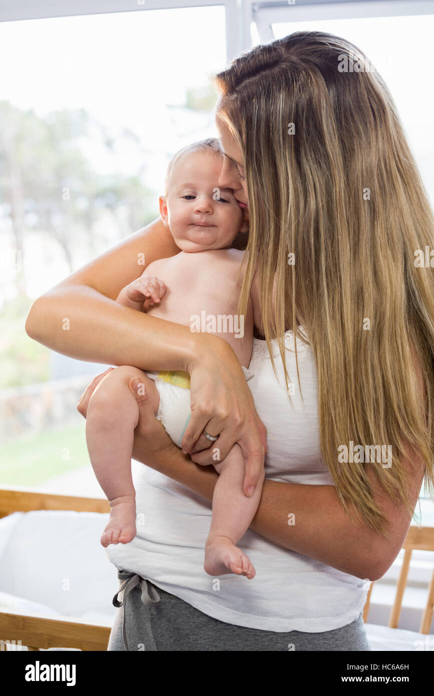 Mother holding her baby boy Banque D'Images