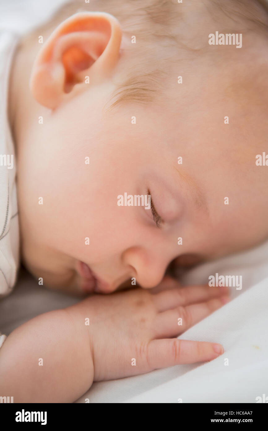 Close-up of baby boy sleeping Banque D'Images