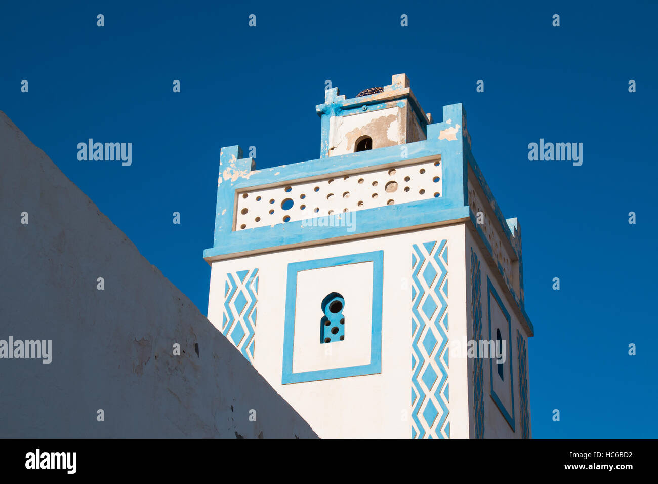 Architecture bleu et blanc, typique de la région de l'océan Atlantique. Minaret d'une mosquée avec un bleu ciel clair à l'arrière-plan. Sidi Ifni, Moro Banque D'Images