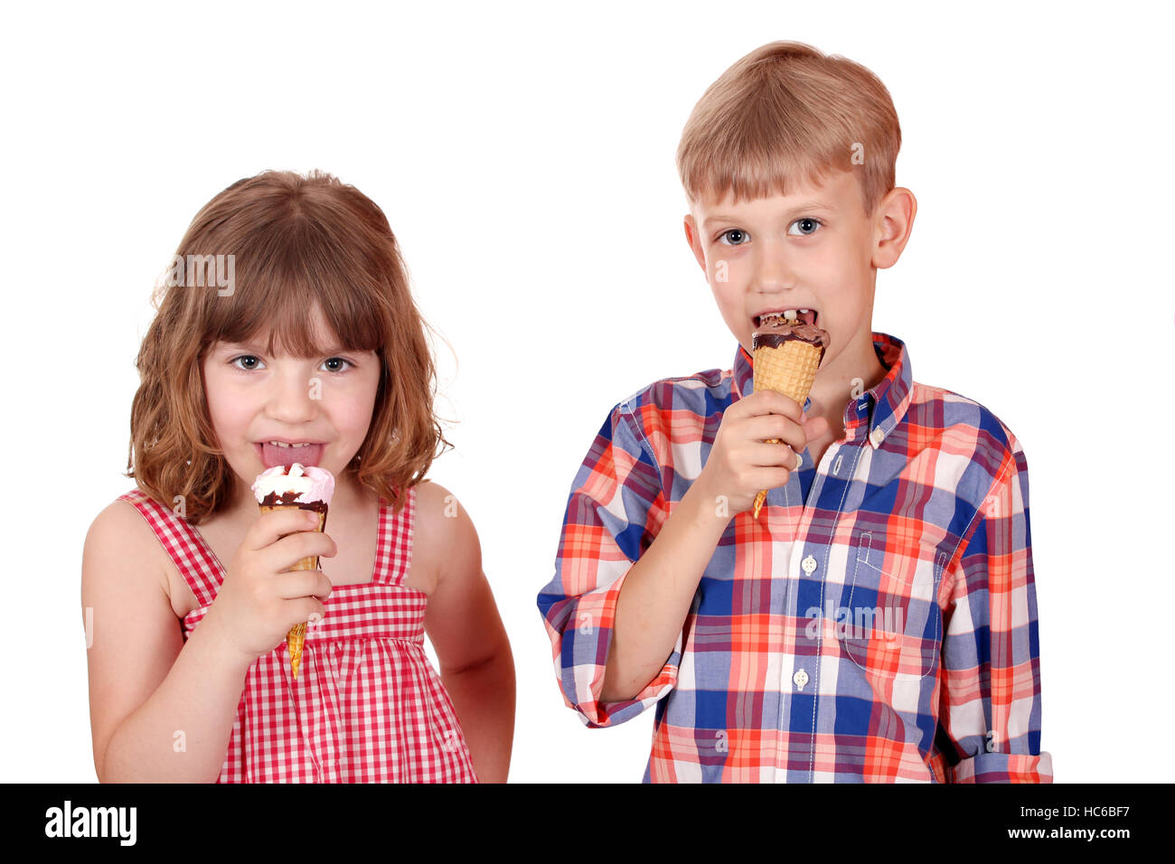 Petite fille et garçon de manger de la crème glacée Banque D'Images