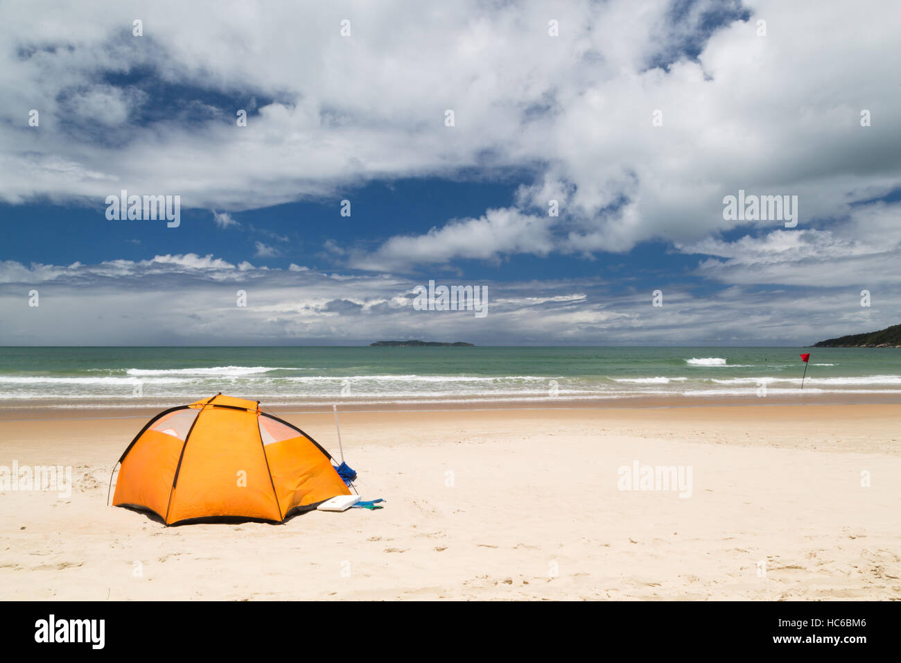 Tente De Camping Orange Setup Dans Le Sable Sur La Plage De