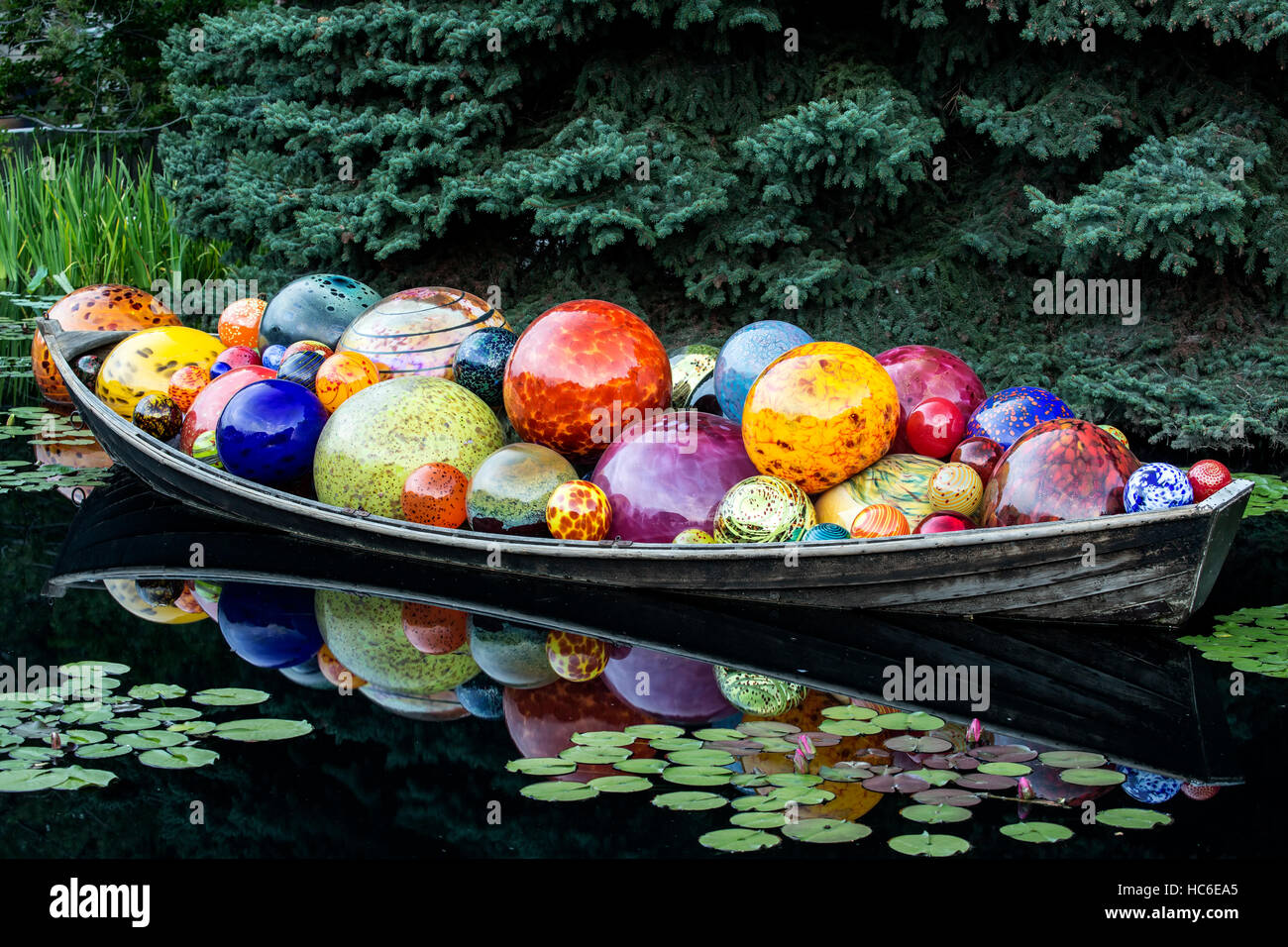 'Bateau' Float glass sculpture, par Dale Chihuly, Monet Piscine, jardins botaniques de Denver, Denver, Colorado USA Banque D'Images
