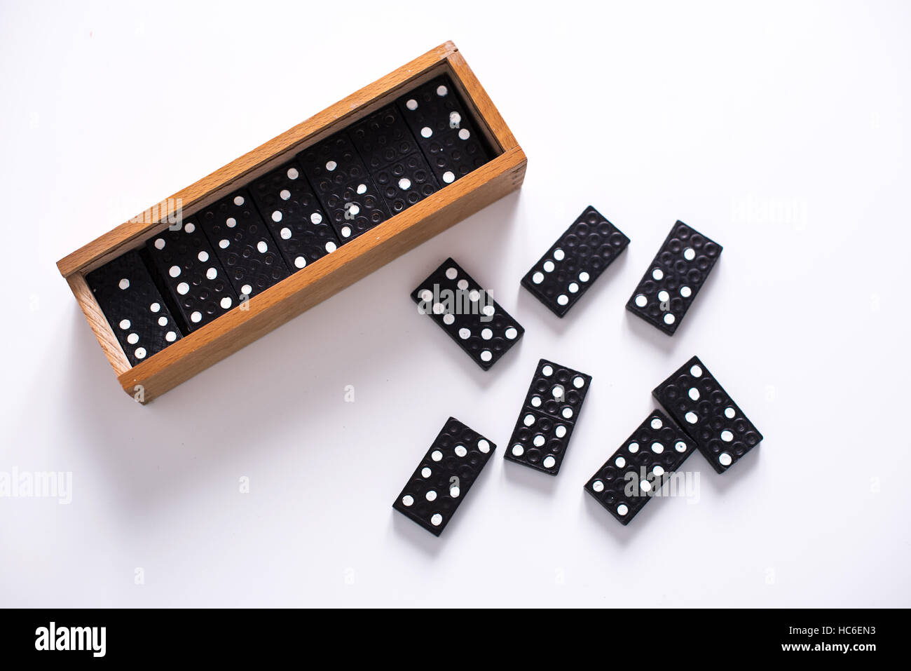 Dominos sur surface blanche Banque D'Images