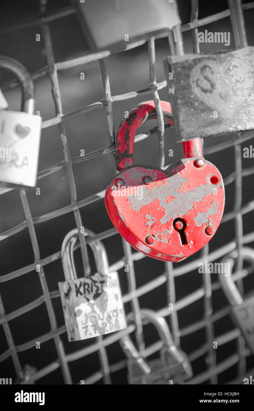 Red Heart-shaped verrou sur un pont Banque D'Images