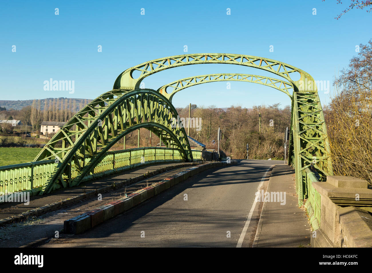 Pont des chaînes portant la B4598 sur la rivière Usk à Kemeys commandant. Construit vers 1906. Monmouthshire, Wales Banque D'Images