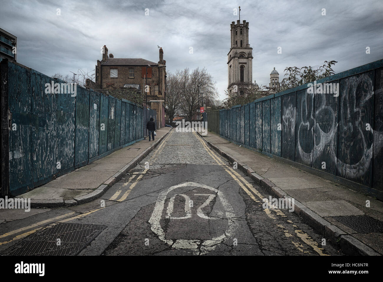 Chigwell Hill Wapping près de St Katharine's dock et montrant l'Hawksmoor église de St George's dans l'Est dans la distance Banque D'Images