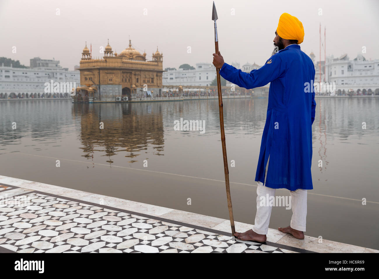 Garde sikh, Golden Temple, Amritsar, Punjab, Inde du Nord, Inde Banque D'Images